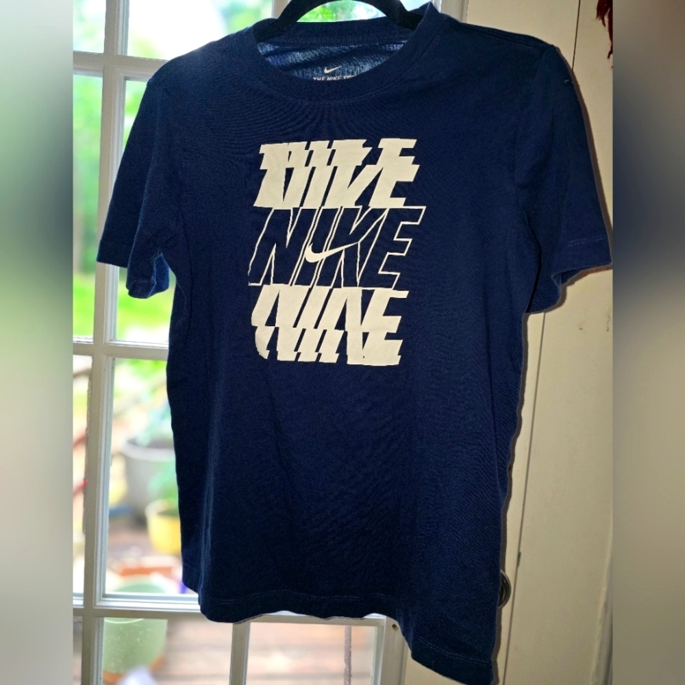 Nike Boys' Navy Graphic TeeSize: Youth Large (L / 6 / 147–158 cm)